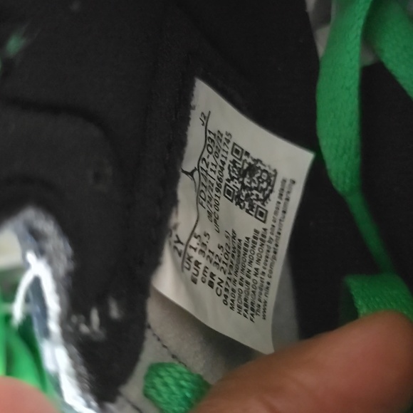Jordan 1 Retro High OG (PS) Black Lucky Green-White Size 2Y - Picture 7 of 11